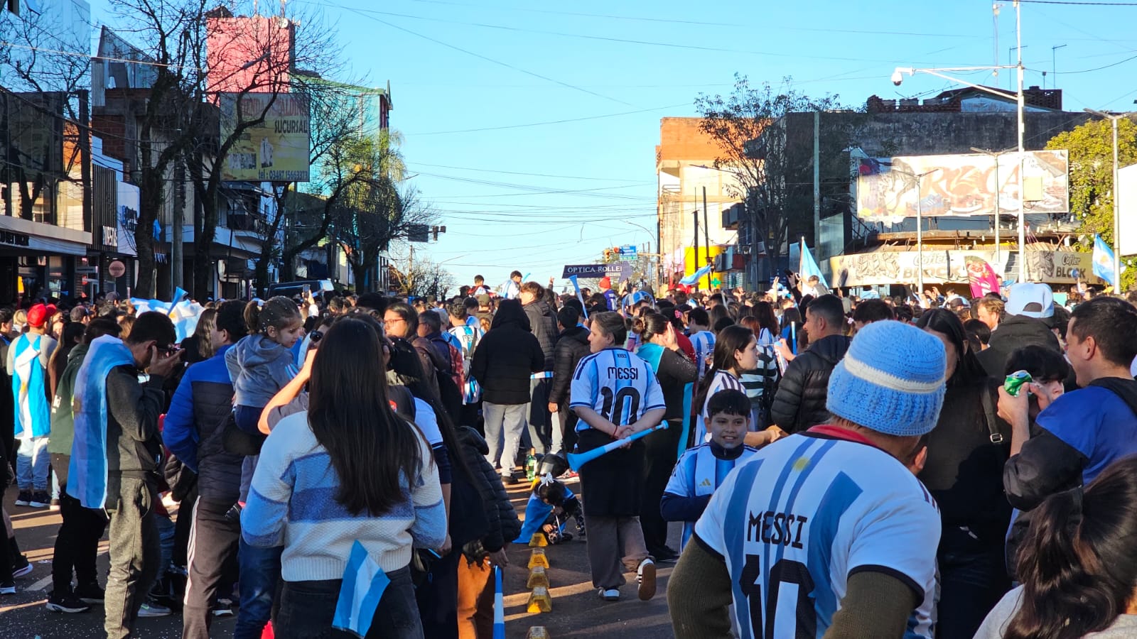 Una multitud copó el centro de Eldorado para celebrar el pase de Argentina a cuartos de final 2